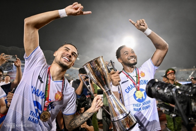 Bộ đôi Rafaelson (Nguyễn Xuân Son - phải) và Hendrio (trái) nâng cup V-League 2023-2024 tại sân Thiên Trường vào ngày 25/6/2024. Ảnh: Giang Huy