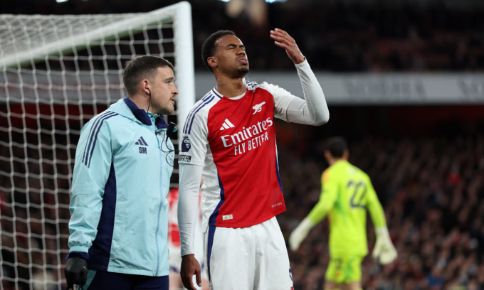 Gabriel (áo đỏ) thất vọng khi sớm rời sân vì chấn thương trong trận Arsenal thắng Fulham 2-1 trên sân Emirates, London, Anh ngày 1/4. Ảnh: Reuters