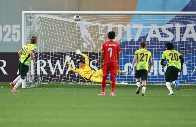 Tiền vệ U17 Australia Quinn MacNicol (trái) sút phạt đền dội xà. Ảnh: AFC