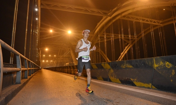 Độc giả Timy Phạm trên đường chạy cự ly 42km VPBank International Marathon 2024. Ảnh: VPBank International Marathon