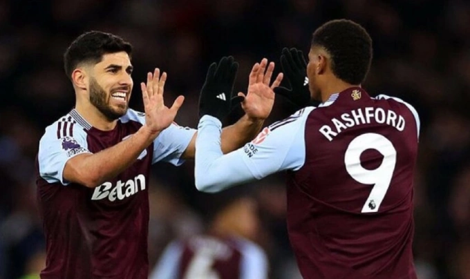Rashford (phải) mừng bàn với Asensio trong trận Aston Villa thắng Chelsea 2-1 trên sân Villa Park, thành phố Birmingham, vòng 26 Ngoại hạng Anh tối 22/2/2025. Ảnh: X/Football_Tweet