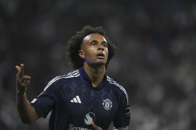 Joshua Zirkzee mừng bàn trong trận hòa Lyon. Ảnh: AP