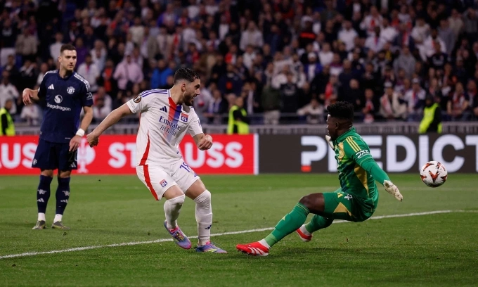 Onana để Rayan Cherki ghi bàn gỡ hòa 2-2 cho Lyon trong trận lượt đi tứ kết Europa League trên sân Groupama, Lyon, Pháp ngày 10/4. Ảnh: Reuters
