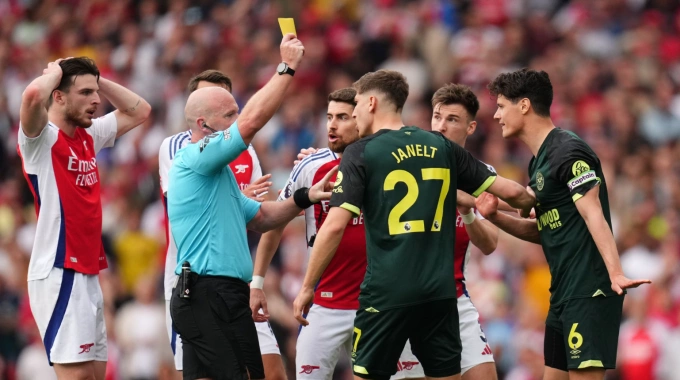 Các cầu thủ Arsenal phản ứng khi trọng tài Simon Hooper rút thẻ vàng với Christian Norgaard. Ảnh: PA