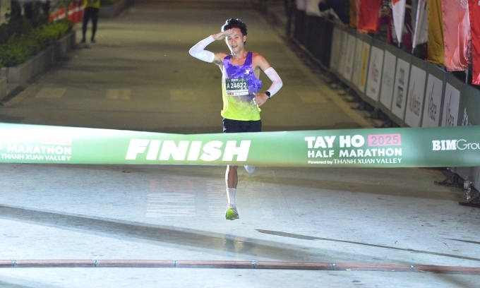 Trung Cường mừng khi sắp vượt qua vạch đích Tây Hồ Half Marathon 2025 sáng 13/4. Ảnh: Tây Hồ Half Marathon