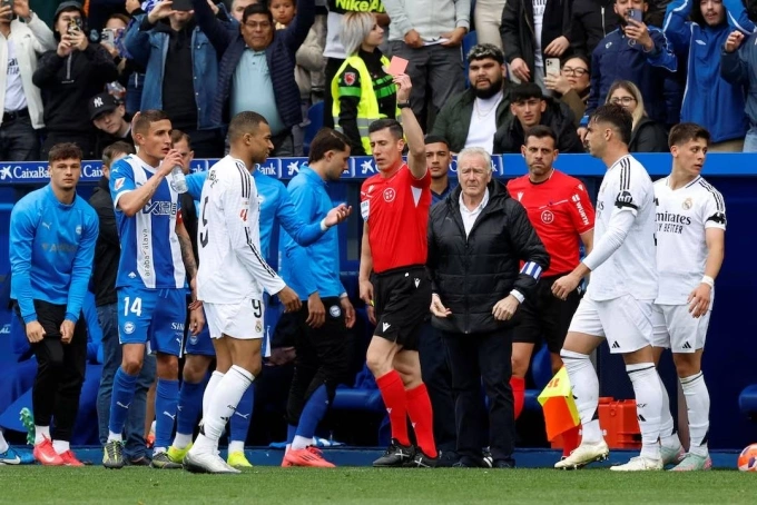 Mbappe bị phạt thẻ đỏ trực tiếp trong trận Alaves - Real ở vòng 31 La Liga tối 13/4. Ảnh: Reuters