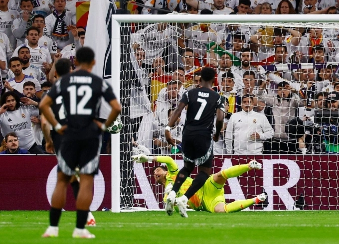 Saka (số 7) sút hỏng phạt đền trong trận đấu trên sân Bernabeu, Madrid, Tây Ban Nha tối 16/4/2025. Ảnh: Reuters