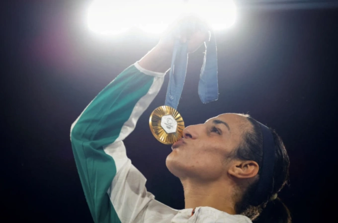 Imane Khelif mừng HC vàng boxing 66kg nữ Olympic Paris 2024. Ảnh: Reuters