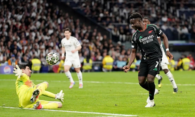 Saka (số 7) mở tỷ số ở lượt về. Ảnh: PA