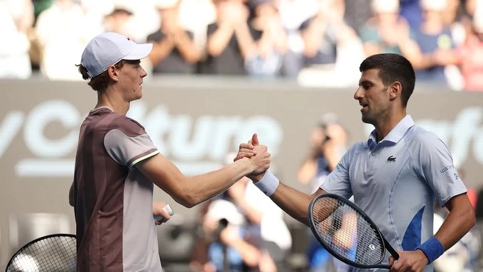 Djokovic (phải) bắt tay chúc mừng Sinner sau trận bán kết Australia Mở rộng trên sân Rod Laver, Melbourne tháng 1/2024. Ảnh: Reuters
