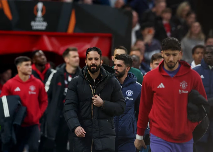 HLV Ruben Amorim (giữa) trước trận Man Utd thắng Lyon 5-4 ở lượt về tứ kết Europa League trên sân Old Trafford, Manchester, Anh ngày 17/4. Ảnh: Reuters