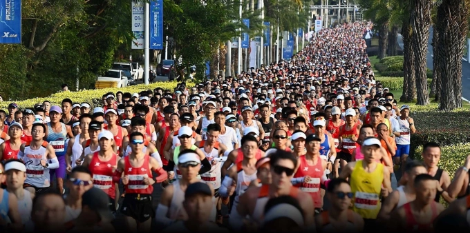 Các vận động viên tham gia giải chạy marathon ở thành phố Hạ Môn, tỉnh Phúc Kiến, ngày 7/1/2024. Ảnh: Wang Dongming/CNS/VCG