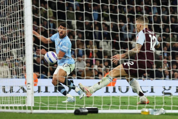 Matheus Nunes (áo xanh) ghi bàn quyết định trận Man City 2-1 Aston Villa ở vòng 34 Ngoại hạng Anh tối 22/4. Ảnh: Reuters