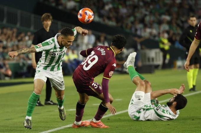 Antony (trái) tham gia tấn công trong trận Betis 5-1 Valladolid ở vòng 33 La Liga tối 24/4. Ảnh: EFE