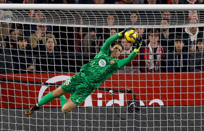 Wojciech Szczesny bay người bắt bóng trong trận Barca gặp Sevilla tại Sanchez Pizjuan, Seville, Tây Ban Nha ngày 9/2/2025. Ảnh: Reuters
