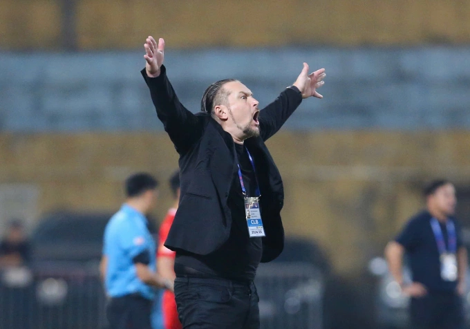 HLV Velizar Popov chỉ đạo trong trận Thanh Hóa thắng Thể Công 2-1 ở vòng 8 V-League 2024-2025, tại sân Hàng Đẫy, Hà Nội ngày 15/11/2024. Ảnh: VPF