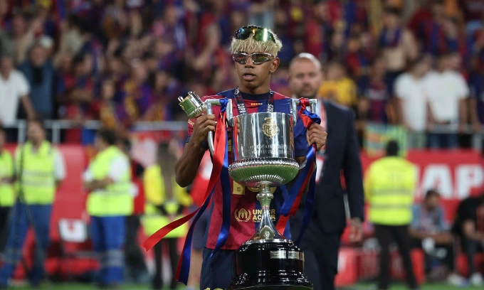 Lamine Yamal nâng cup sau trận Barca thắng Real trên sân La Cartuja, thành phố Seville, xứ Andalusia, Tây Ban Nha, chung kết Cup Nhà vua sáng sớm 27/4/2025. Ảnh: El Pais