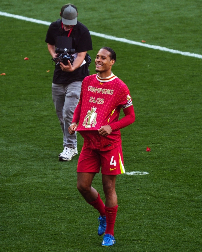 Virgil van Dijk khoe áo vô địch sau trận. Ảnh: Liverpool FC