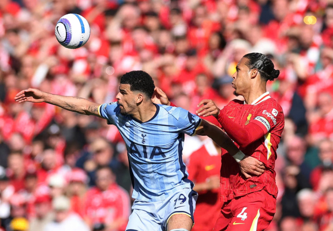 Van Dijk (phải) tranh bóng với Dominic Solanke trong trận gặp Tottenham. Ảnh: Reuters