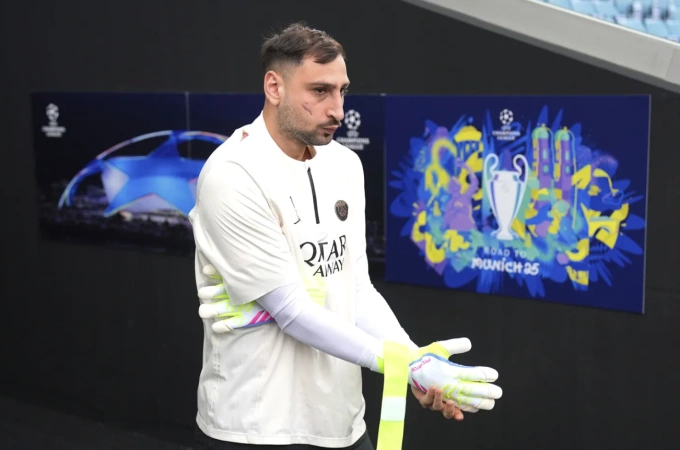 Gianluigi Donnarumma trong buổi tập tại Villa Park, Birmingham, Anh ngày 14/4/2025. Ảnh: AP