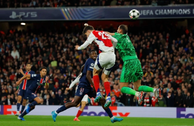 Kai Havertz đánh đầu, mở tỷ số khi Donnarumma băng ra đấm hụt bóng trong trận Arsenal thắng PSG 2-0 ở lượt hai Champions League 2024-2025. Ảnh: Guardian