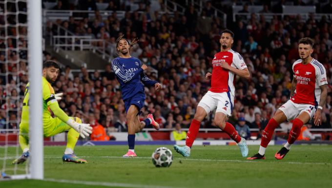 Bradley Barcola sút chệch cột dọc trong thế đối mặt. Ảnh: Reuters