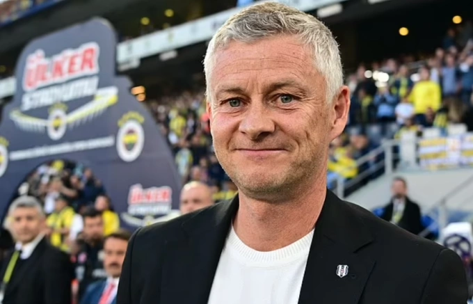 Solskjaer tươi cười trước trận. Ảnh: Onadulu