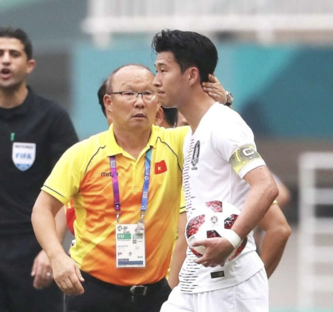 HLV Park Hang-seo (trái) và Son Heung-min (phải) trong trận Olympic Việt Nam thua Olympic Hàn Quốc 1-3 tại bán kết bóng đá nam ASIAD 2018, tại sân Pakansari, Indonesia ngày 29/8/2018. Ảnh: Seosomun