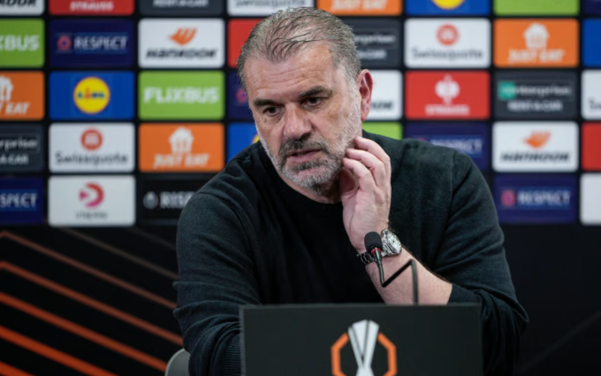 HLV Ange Postecoglou phát biểu trong buổi họp báo sau trận Tottenham thắng Bodo/Glimt ở lượt về bán kết Europa League trên sân Aspmyra ở Bodo, hạt Nordland, Na Uy tối 8/5/2025. Ảnh: AFP