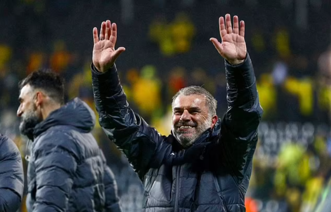 HLV Ange Postecoglou vui mừng sau trận. Ảnh: AP