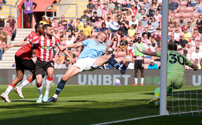Erling Haaland bỏ lỡ cơ hội của Man City. Ảnh: PA