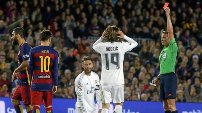 Trọng tài Alejandro Jose Hernandez Hernandez (phải) rút thẻ đỏ với Sergio Ramos trong trận Real gặp Barca trên sân Camp Nou, Barcelona, Tây Ban Nha ngày 2/4/2016. Ảnh: Marca