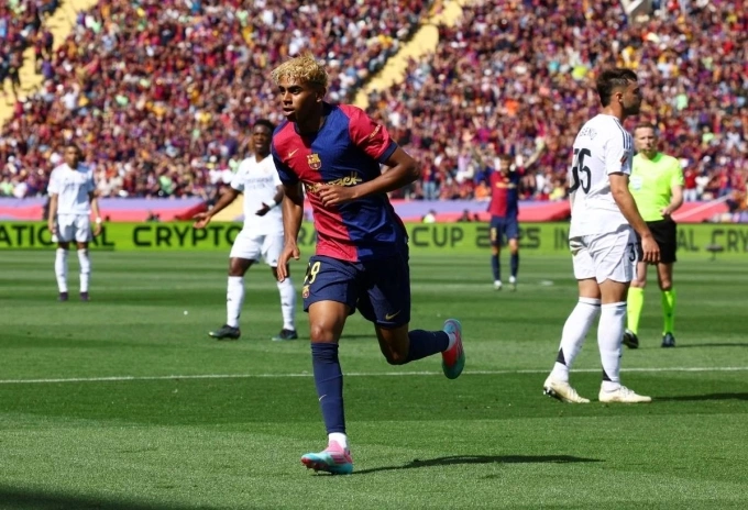 Yamal mừng bàn trong trận Barca 4-3 Real ở vòng 35 La Liga tối 11/5. Ảnh: Reuters