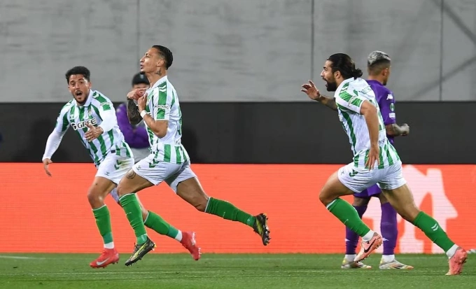 Antony (thứ hai từ trái sang) giúp Betis thắng Fiorentina 4-3 chung cuộc ở bán kết Conference League hôm 8/5. Ảnh: Reuters