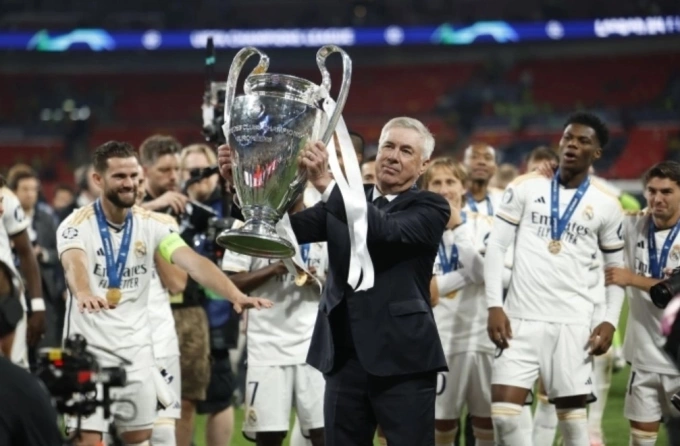 HLV Carlo Ancelotti nâng danh hiệu Champions League mùa 2023-2024. Ảnh: AS