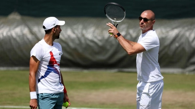 Bosnjakovic (phải) trong buổi tập với Djokovic tại Wimbledon, ngày 29/6/2024. Ảnh: ES