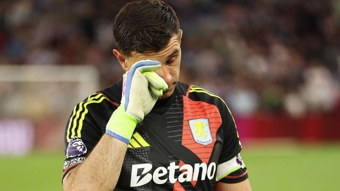 Martinez buồn bã sau trận Aston Villa 2-0 Tottenham ở vòng 37 Ngoại hạng Anh hôm 16/5. Ảnh: AFP