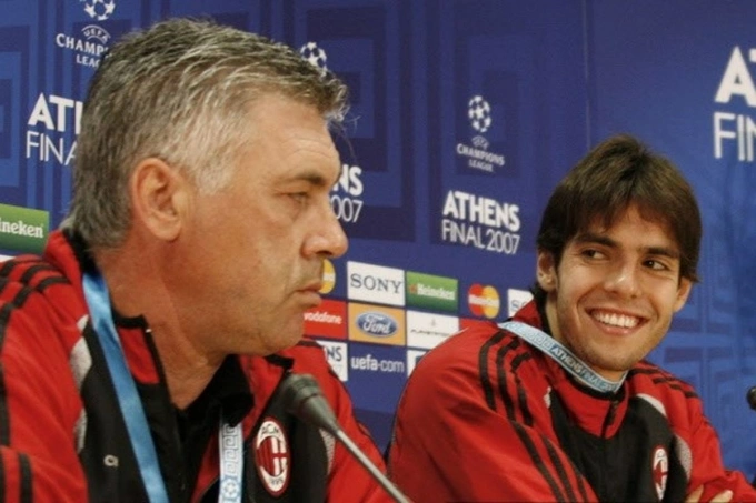 Kaka (phải) cùng HLV Ancelotti trả lời phỏng vấn trước trận chung kết Champions League 2006-2007, AC Milan 2-1 Liverpool. Ảnh: AFP