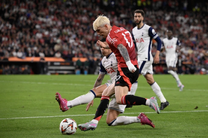 Tiền đạo Garnacho dứt điểm trong trận Man Utd thua Tottenham 0-1 ở chung kết Europa League trên sân San Mames, Bilbao, Tây Ban Nha ngày 21/5. Ảnh: AFP