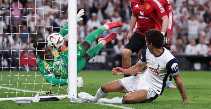 Onana (áo xanh) để thua trong trận chung kết Europa League tối 21/5, Tottenham 1-0 Man Utd. Ảnh: AFP