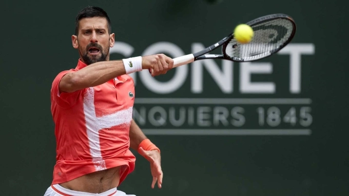 Djokovic đánh thuận tay trong trận gặp Fucsovics, tại vòng hai Geneva Mở rộng ở Thụy Sĩ hôm 21/5. Ảnh: ATP