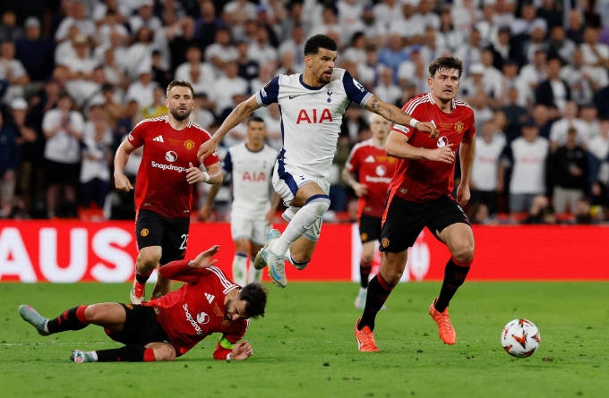 Tiền đạo Tottenham Doninic Solanke vượt qua hàng thủ và tiền vệ đội trưởng Man Utd Bruno Fernandes trong trận chung kết Europa League trên sân San Mames, Bilbao, Tây Ban Nha ngày 21/5. Ảnh: Reuters