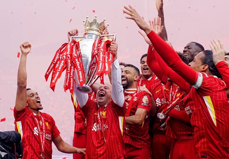 Liverpool nâng Cup vô địch Ngoại hạng Anh
