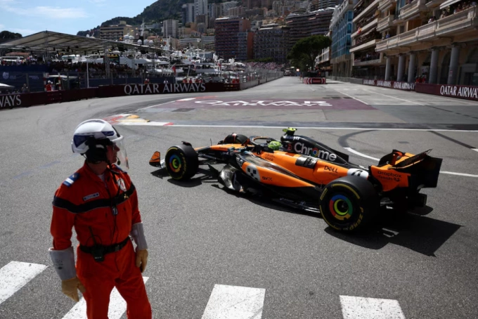 Norris và xe đua của anh ở chặng Monaco, ngày 25/6/2025. Ảnh: Reuters