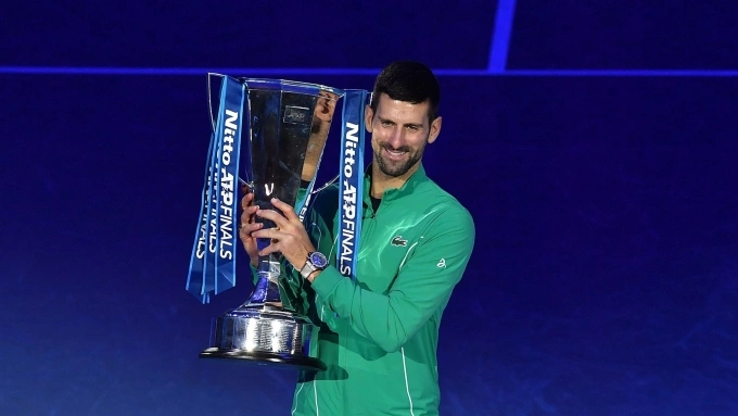 Djokovic nâng cao chiếc cup ATP Finals 2023 tại Pala Alpitour, Turin, Italy tháng 11/2023. Ảnh: Reuters