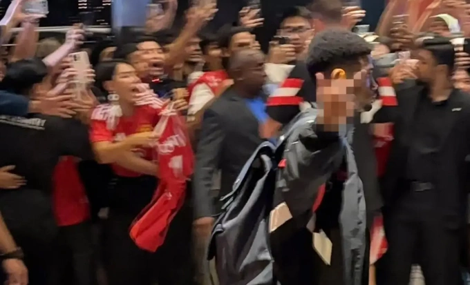 Amad Diallo giơ ngón tay giữa về phía CĐV Man Utd tại Malaysia tuần qua. Ảnh: FB