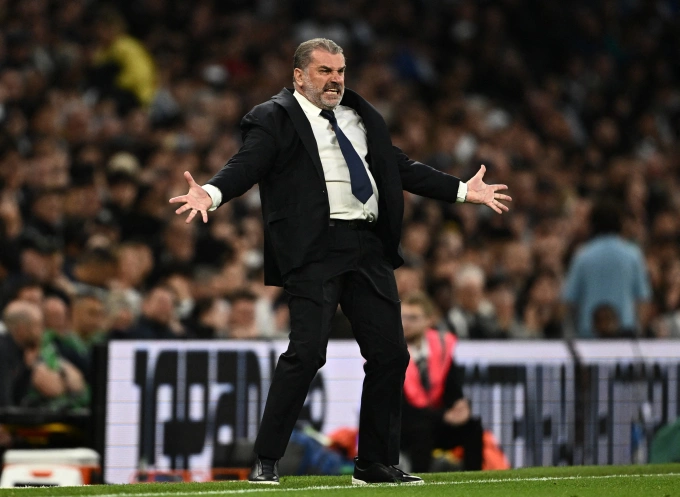 HLV Ange Postecoglou thất vọng ở trận đá bù vòng 34 Ngoại hạng Anh mùa trước, khi Tottenham thua Man City 0-2 trên sân nhà ngày 14/5. Ảnh: Reuters