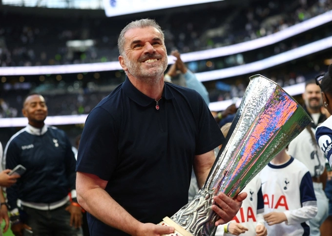 Postecoglou mừng cup vô địch Europa League với Tottenham trên sân Tottenham Hotspur, London, Anh ngày 25/5/2025. Ảnh: Reuters