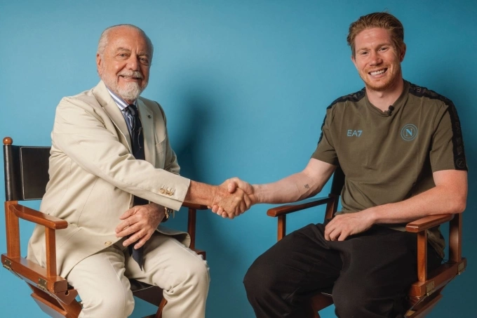 De Laurentiis thông báo tuyển mộ De Bruyne bằng bức ảnh bắt tay này đăng trên tài khoản X. Ảnh: X/ADeLaurentiis