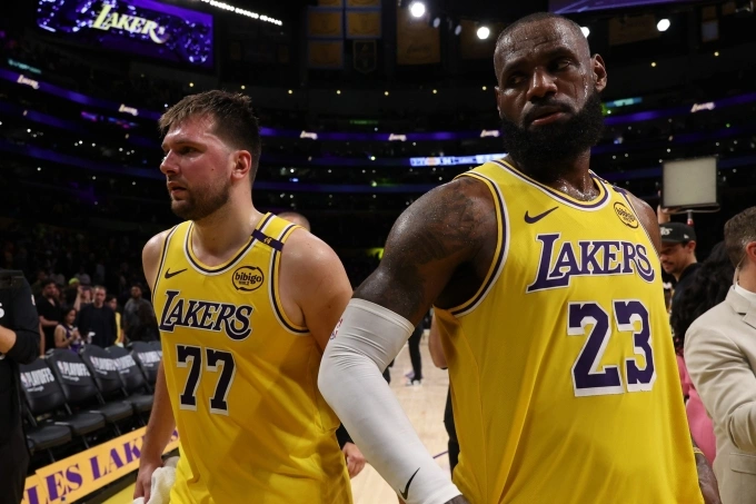 Luka Doncic (trái) và LeBron James, hai ngôi sao lớn nhất trong đội hình Lakers mùa giải qua. Ảnh: Reuters